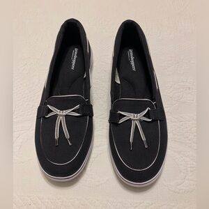 Beautiful & comfy Grasshoppers Memory Deluxe shoes. Black & White size 8